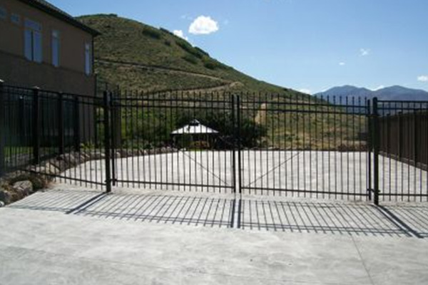 Puerta de entrada principal de metal abatible de seguridad para jardín, lujosa, moderna, resistente y duradera