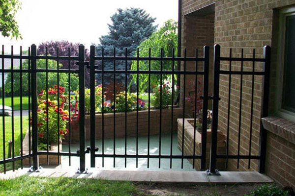 Puerta de cerca de pasarela de metal de estilo personalizado, color negro, superventas, para villa, jardín y patio que protege su hogar